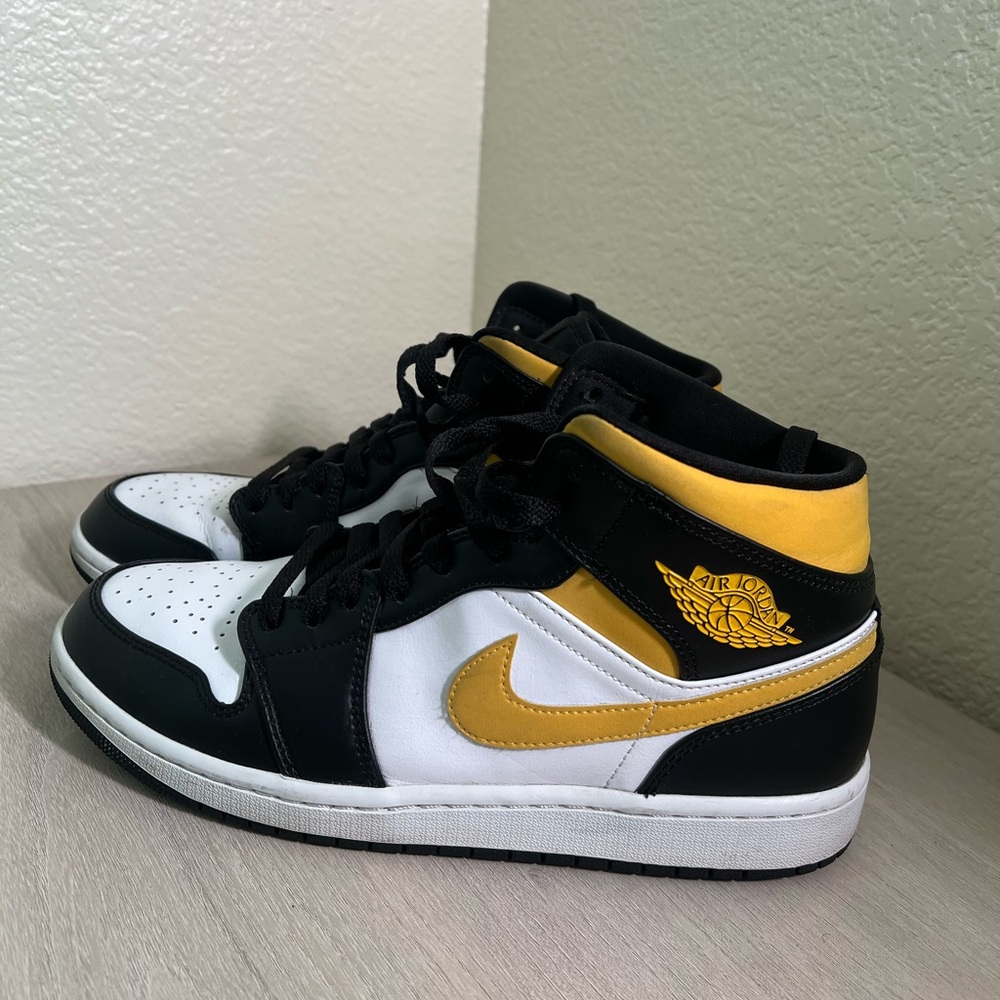 Jordan 1 mid "White Pollen Black”